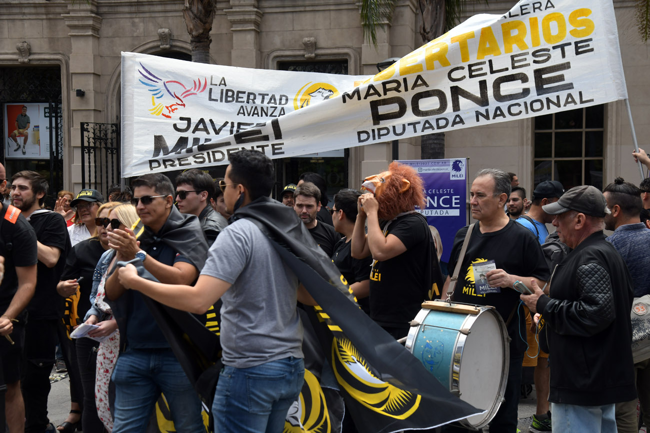Comienza el armado del escenario para el acto de cierre de campaña de Javier Milei en avenida Yrigoyen frente al Buen Pastor. (Ramiro Pereyra / La Voz)