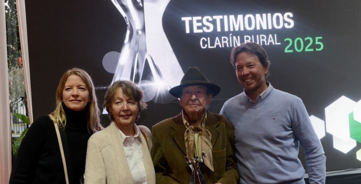 TRAYECTORIA RURAL. Aldo Rudi junto a familiares, en la entrega de la distinción. (Gentileza Clarín)