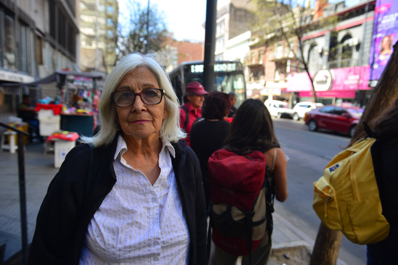 Maria Ester Villafañe se cayó mientras viajaba en colectivo, se golpeó y hoy tiene dificultad y dolor al bajar escaleras. (Nicolás Bravo / La Voz)