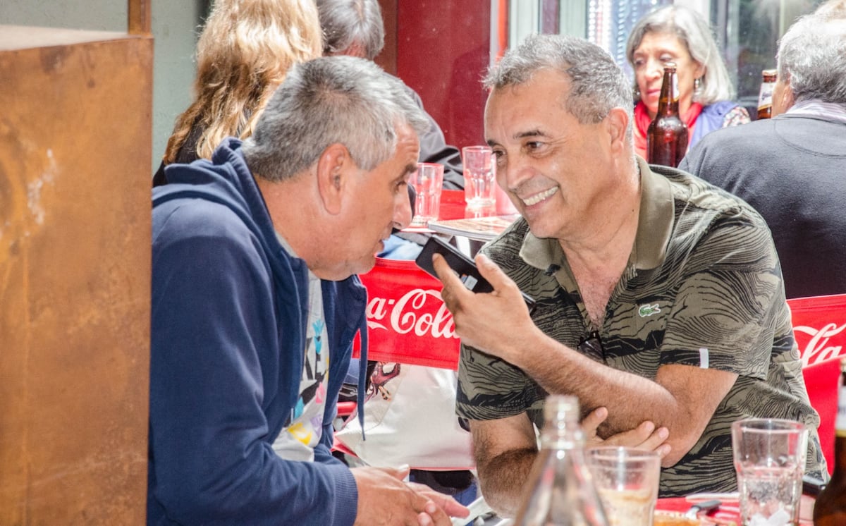 Reconocimiento a periodistas que cubrieron el Mundial Qatar 2022 y a periodistas históricos de Córdoba como Víctor Brizuela, Rubén Torri y Osvaldo Wehbe. También a la familia de "Cuti" Romero. Fue en la pizzería San Luis (Gentileza Pedro Ludicello de la Pizzería San Luis)