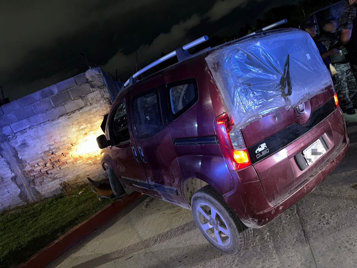 Córdoba: robaron una rueda de auxilio y chocaron contra una casa al huir. (Policía)